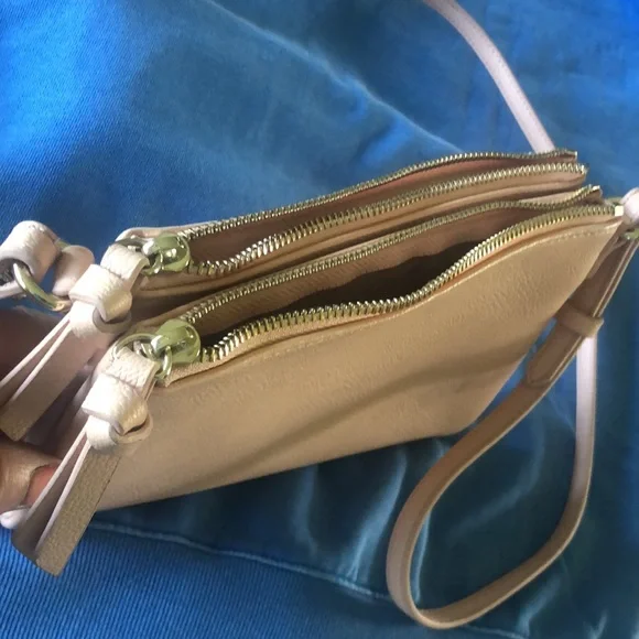 Crossbody pale pink 2 zippers snap center section NWOT never used - Picture 5 of 8